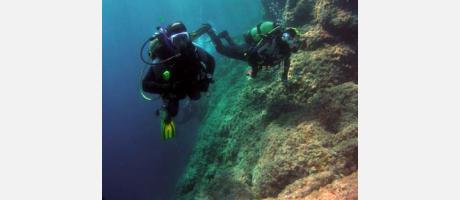 buceomascarat.jpg Una pareja de buceadores avanza en las tranquilas aguas de la Pared del Mascarat, entre Calp y Altea