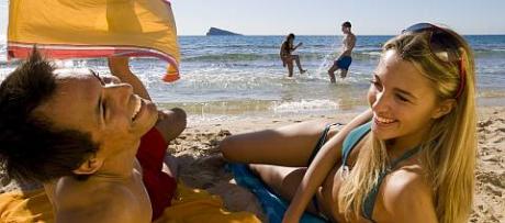 Playa de Levante de Benidorm e isla al fondo