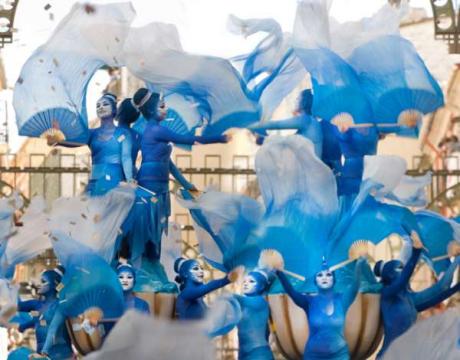 Moros y Cristianos toman al asalto las calles de Alcoy