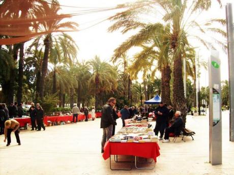 Mercadillo dominical de antigüedades, artesanía y coleccionismo.