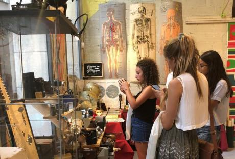 Antigüedades, arte vintage y lindy hop en El Fabuloso Antique Market de València