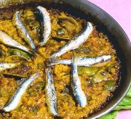 Image paella mit sardellen und spinat