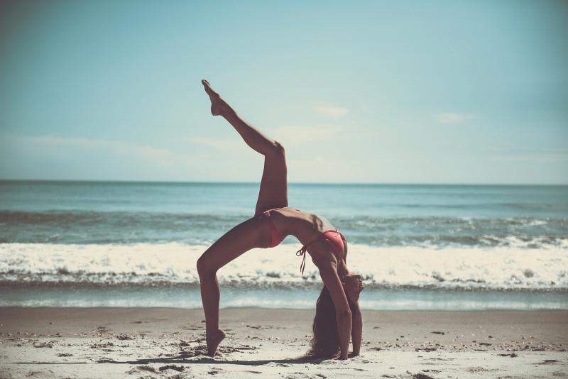 El yoga en la playa es ideal para relajarse